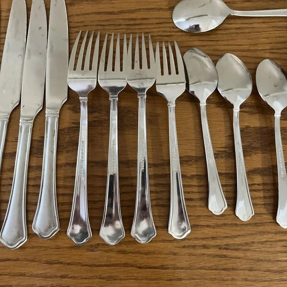 Pfaltzgraff 18/0 Stainless Silverware - CAPRI FROST - Flatware 24 Piece Set - Picture 8 of 10